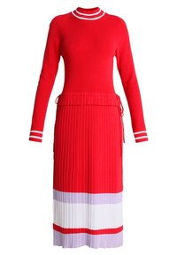 Rotes Strickkleid mit langen Ärmeln, gerippter Textur und weißen sowie lavendelfarbenen horizontalen Streifen am Saum, mit einem Kordelzug in der Taille.