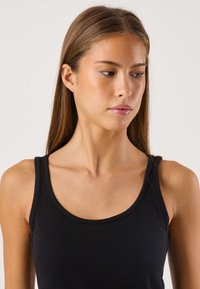 Svart linne i stretchigt tyg; har rund halsringning och smala axelband; slät yta utan synliga mönster.