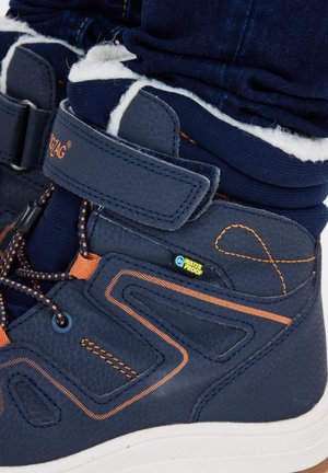 Marineblå vandtæt vinterstøvle med orange syninger, velcrolukning, sorte og orange snørebånd og hvid fleeceforing.