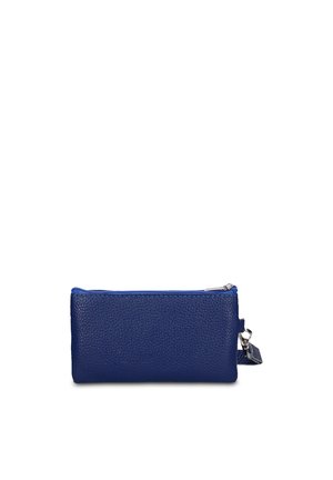 Pochette rectangulaire en cuir bleu avec une fermeture éclair sur le dessus et une petite sangle pour le poignet attachée à un côté.