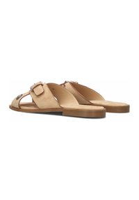 Beige suède platte sandalen met een open teenontwerp, twee brede banden met een gesp en een gladde, licht gestructureerde zool.