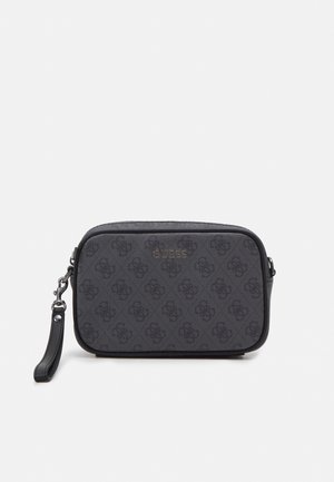 Petit sac noir rectangulaire porté au poignet avec motif monogramme gris foncé, fermeture éclair et bandoulière amovible sur fond blanc uni.