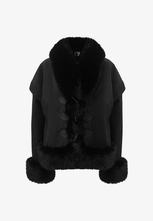 Sort kort jakke med en fluffy sort pelskrave og manchetter, der har dekorerede sorte toggle-lukninger og et glat stofkrop.