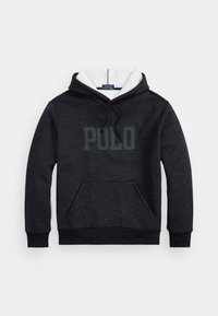 Mörkgrå hoodie med en kontrasterande vit fleece-fodrad huva. Har en framsidig kenguruficka och en stor "POLO"-grafik i dämpad grön.