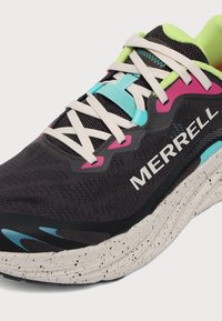 Μαύρο και ροζ αθλητικό παπούτσι Merrell με λευκά κορδόνια, ανοιχτό πράσινο εσωτερικό επένδυμα και λευκή σόλα με στίγματα.