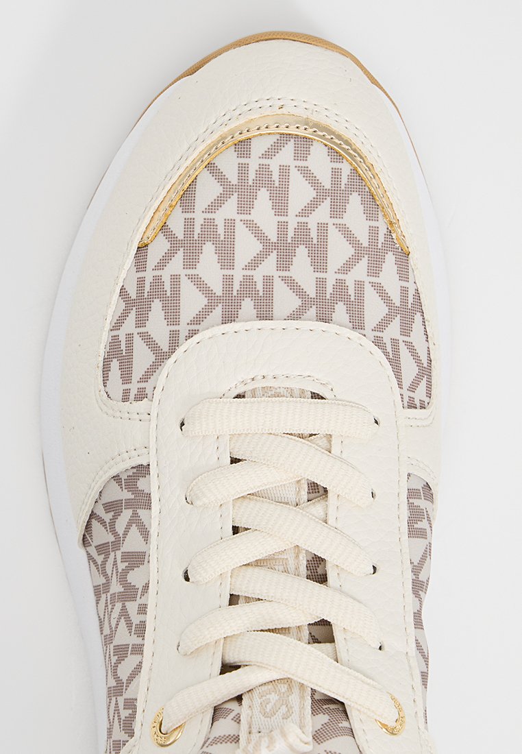 Weißer Sneaker mit einem strukturierten Muster in Hellbraun, verziert mit goldenen Akzenten und weißen Schnürsenkeln. Hergestellt aus glattem Leder und atmungsaktiven Mesh-Materialien.