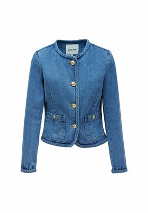 Chaqueta de mezclilla en azul claro con un cuello redondo, botones dorados, adornos trenzados y dos bolsillos frontales. Manga larga y diseño ajustado.