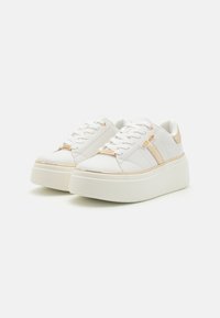 Baskets plateformes blanches avec une finition en cuir lisse, des accents dorés et des rayures contrastantes sur les côtés. Bout rond et design à lacets.