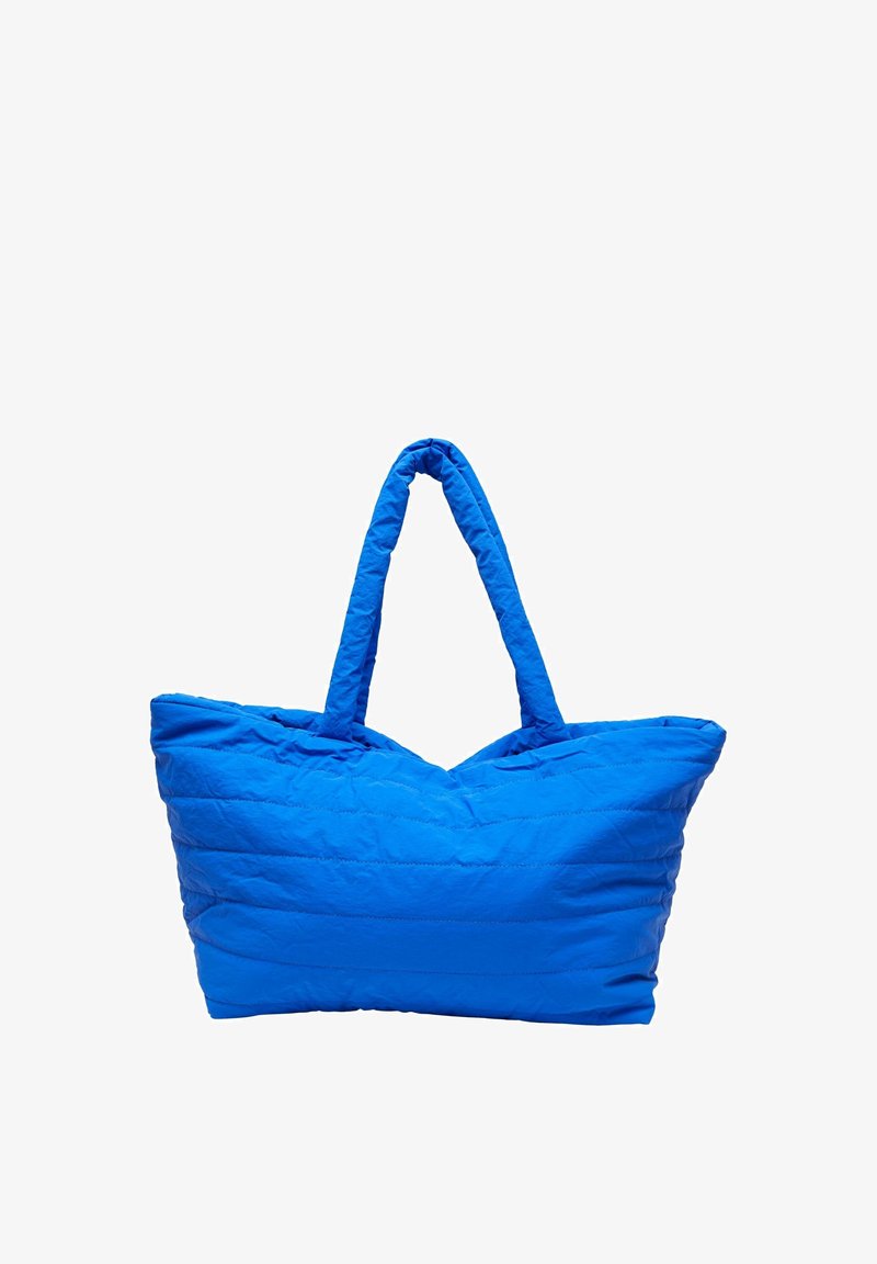 Niebieska pikowana torba na ramię o sztywnej, szerokiej formie, z dwiema wytrzymałymi rączkami i teksturowanym materiałem.