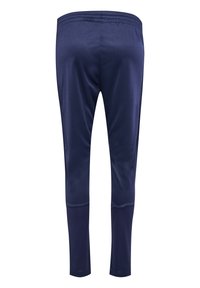 Granatowe spodnie sportowe o gładkiej fakturze, z elastycznym pasem, dopasowanym krojem i zwężanymi nogawkami. Brak widocznych kieszeni i elementów metalowych.