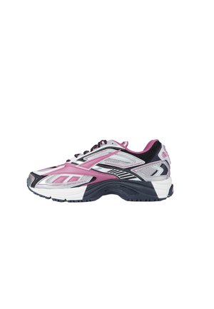 Scarpa da corsa atletica da uomo in bianco, rosa, nero e argento con sovrapposizioni in mesh e sintetico, suola spessa e imbottita, design con lacci.