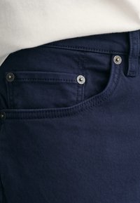 GANT DESERT - Džíny Straight Fit - marine