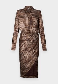 Καφέ φόρεμα με μακριά μανίκια και φίδι τύπωμα, χρυσά κουμπιά, γιακά και φούστα σε στιλ τύλιγμα με σχισμή μπροστά σε λευκό φόντο.