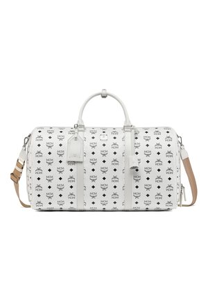 Sac de voyage en cuir blanc avec des motifs de logo noirs, poignées doubles, bandoulière réglable et forme rectangulaire. Comprend une étiquette de bagage.