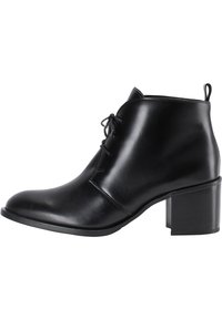 Botă ankle din piele neagră, cu vârf rotunjit, șireturi în față și toc bloc. Are o lingură pentru toc și o textură netedă.