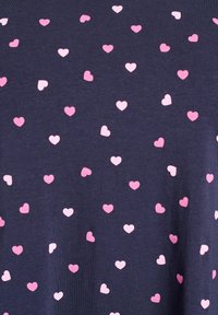 Marinblå t-shirt med ett mönster av små rosa och ljusrosa hjärtan jämnt fördelade över tyget i ett mjukt och lätt material.