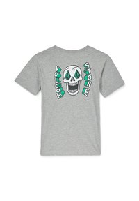 Grå t-shirt med kort ärm som har en stor grön och svart dödskallegrafik med "VOLCOM" och "STONE" text på baksidan. Tillverkad av bomull.