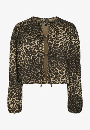 Kroat topp med leopardmønster og lange ermer, med knytinger ved halslinningen og nederkanten. Materialet er teksturert stoff med en myk overflate.