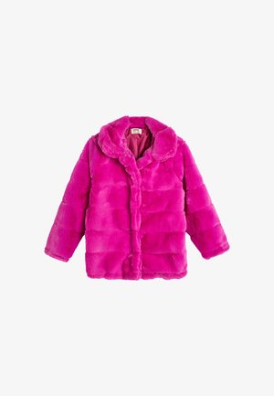 Faux fur, lys pink frakke med krave, kviltet design, frontknaplukning og lange ærmer. Blød tekstur, ingen synlige mønstre.