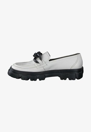 Mocassin en cuir blanc avec semelle noire épaisse et détail décoratif en chaîne noire sur le dessus, vue de côté.