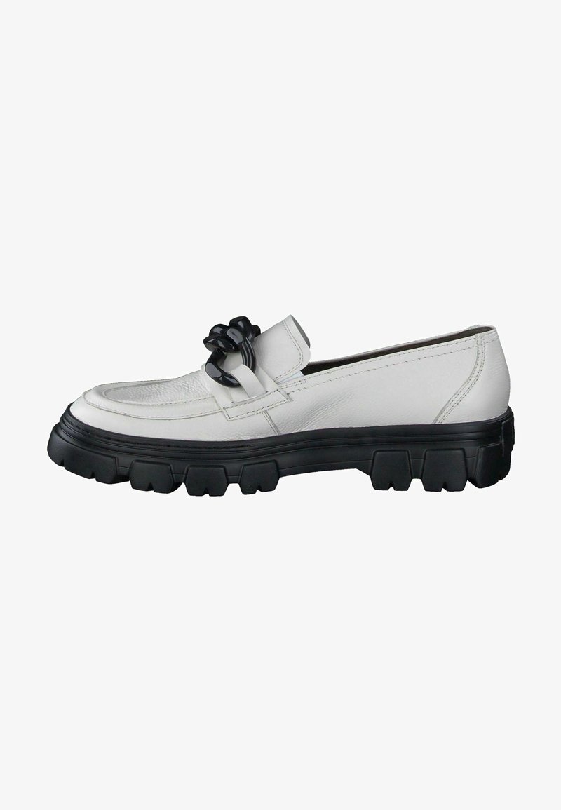 Mocassin en cuir blanc avec semelle noire épaisse et détail décoratif en chaîne noire sur le dessus, vue de côté.