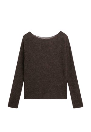 Pull marron tricoté à manches longues, avec un large col rond et une texture douce. Le modèle est décontracté et légèrement raccourci à la taille.