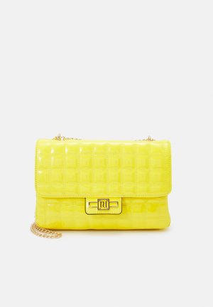 Sac à main matelassé jaune vif avec une sangle en chaîne dorée et un fermoir rectangulaire doré avec un mécanisme de verrouillage et un détail logo.