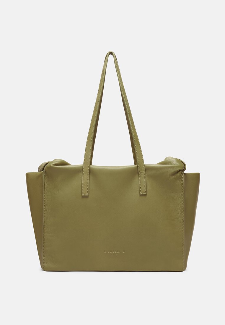 Torebka tote w kolorze oliwkowej zieleni, ze swoimi dwiema długimi uchwytami, o doskonale zdefiniowanym kształcie i minimalnym logo z przodu. Gładka faktura i elegancki design.