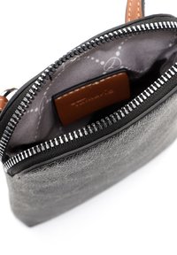 Szara skórzana saszetka z czarnym zamkiem błyskawicznym, wewnątrz widoczny jasnobrązowy akcent skórzany. Wyściełana jasnoszarą tkaniną z subtelnym wzorem.