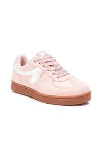 Zapatilla de color rosa claro hecha de ante con un acento de cuero blanco. Presenta una suela de goma y punta redonda, con cordones tradicionales y un detalle de logo.