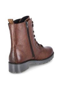 Bruna läderankelboots med en texturerad yta, snörning framtill, sidodragkedja och en robust grå gummisula. Har en dragflik bak.