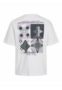 Camiseta blanca de algodón con un diseño gráfico en la parte de atrás que presenta patrones abstractos en negro y gris, y texto que dice "CREATIVE STUDIO ARTS."