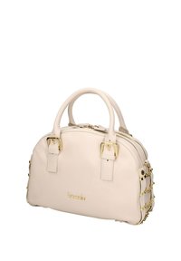 Borsa beige con doppi manici, ferramenta dorata e catene decorative sui lati. Texture liscia con chiusura superiore a zip.