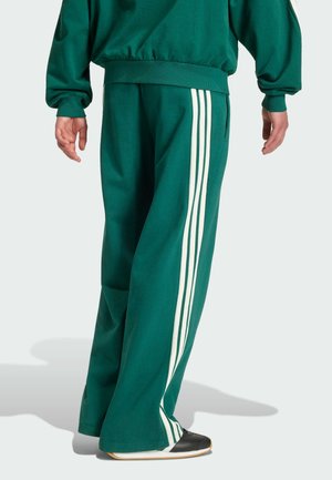 adidas Sportswear, ADIDAS SPORTSWEAR ADIDAS KIT 3-STRIPES WIDE PANT - Trainingsbroek - collegiate green off white