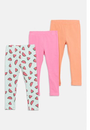 Trois paires de leggings pour enfants en blanc avec imprimé pastèque, en rose uni, et en orange uni, posées à plat sur un fond blanc.