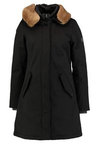 Czarny płaszcz z kołnierzem z sztucznego futra, dwoma kieszeniami po bokach, zamek błyskawiczny z przodu i prostym krojem. Posiada teksturowany materiał oraz gładkie wnętrze. 