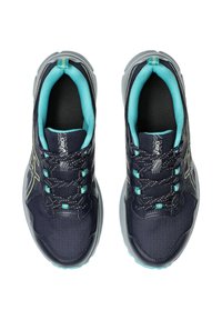 Baskets de sport bleu foncé avec tige en maille, accents turquoise et détails réfléchissants. Fermeture à lacets, col rembourré et semelle extérieure texturée.