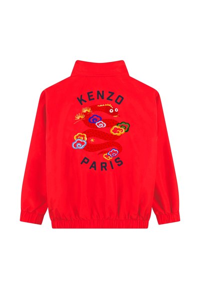Veste rouge avec un col montant, ornée de détails brodés de dragon et de fleurs, ainsi que du texte "KENZO PARIS" au dos. Ourlets et poignets élastiques.