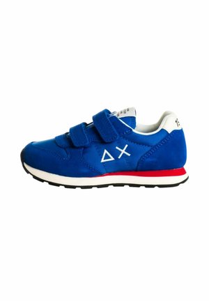 Blauwe sneakers van suede en textiel, met twee klittenbandsluitingen, een witte tussenzool, rode accenten en een geometrisch logo aan de zijkant.