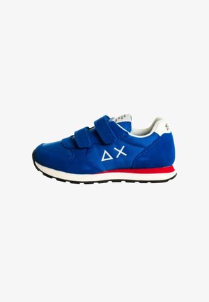 Blaue Sneakers aus Wildleder und Textil, mit zwei Klettverschlüssen, einer weißen Zwischensohle, roten Akzenten und einem geometrischen Logo an der Seite.