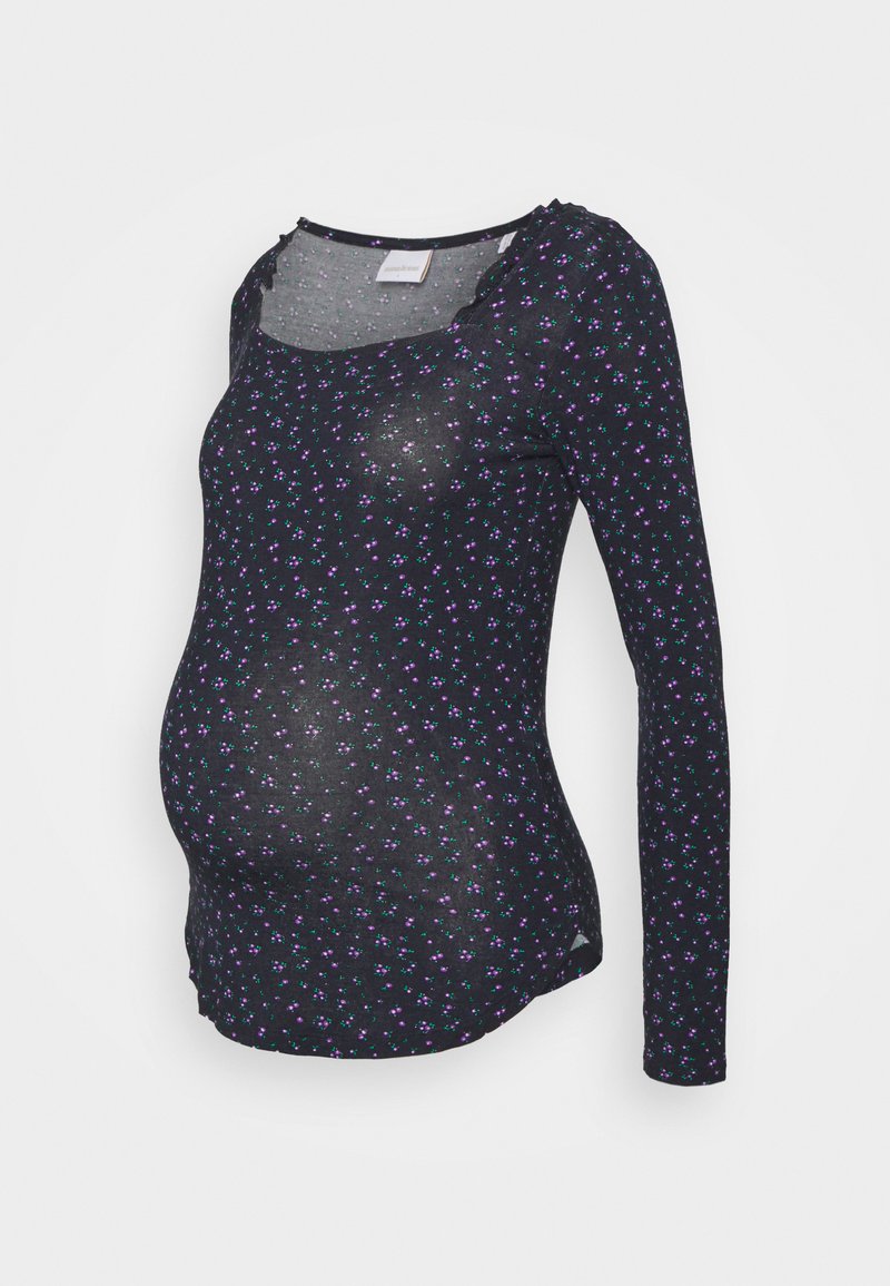 Top de maternidade preto de mangas longas com um padrão floral em roxo e verde. Apresenta um decote em forma de bote e detalhes franzidos nos ombros.