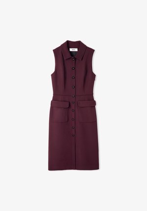 Burgundské bezrukávové šaty s límečkem, knoflíkovou přední částí a dvěma předními kapsami. Vyrobeny z texturované látky a s černými knoflíky.