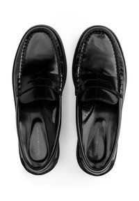 Zwarte leren instappers met een glanzende afwerking, voorzien van decoratieve stiksels, geperforeerde binnenzolen en een ronde neus. Merkenlogo zichtbaar aan de binnenkant.