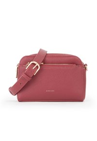 Borsa a tracolla in ecopelle bordeaux testurizzata con hardware dorato. Presenta una tasca frontale con zip e una tracolla regolabile. Logo MIRIADA in evidenza.