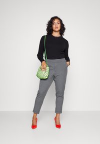 Vero Moda Curve VMMAYA SOLID - Pantalon classique - medium grey melange