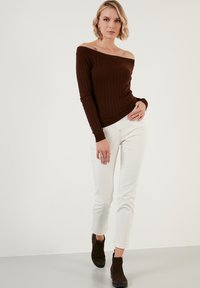 LELA REGULAR FIT - Pulóver - brown
