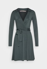 Vestito avvolgente verde scuro con maniche lunghe, scollatura a V, colletto, vita elastica con cintura da annodare e gonna a ruota. Texture del tessuto liscia.