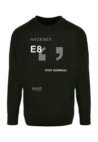 Must musta musta, millel on hall tekst. Kätkeb endas "HACKNEY," "E8" ja "STAY SURREAL" tsitaate. Logo "apoh London" allääres. Pehme puuvillane materjal.