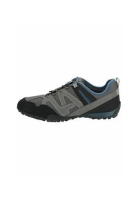 Scarpa atletica grigia e nera con pannelli in rete, accenti testurizzati, punta rotonda e suola in gomma con un motivo antiscivolo.