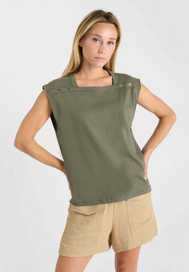 Haut sans manches vert olive avec un décolleté carré, doté de accents en métal argenté et d'un design simple. Accompagné de shorts beiges.